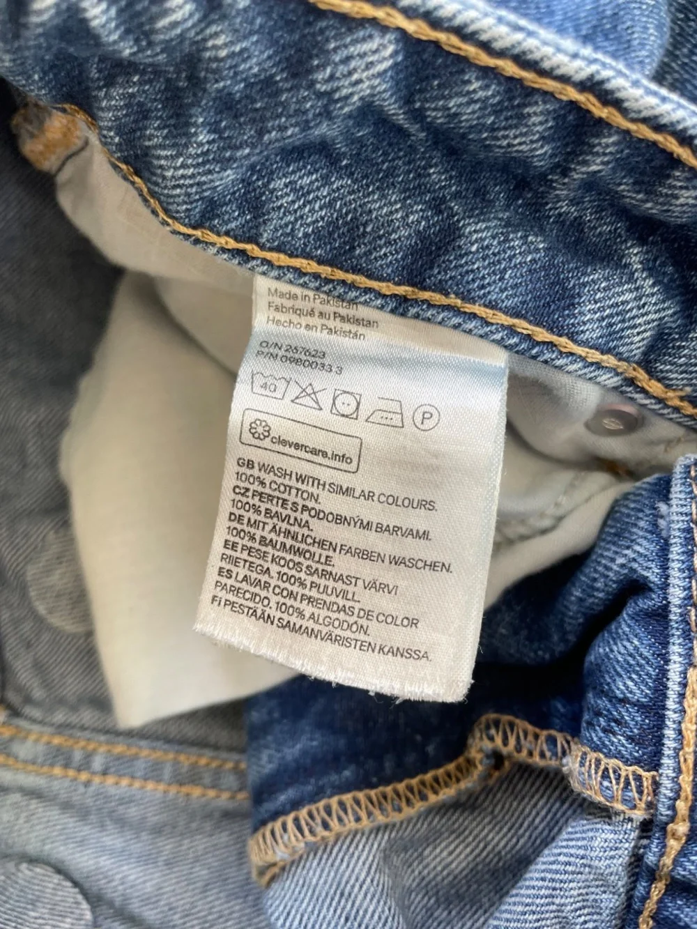 H&M | Relaxed fit blue denim raw hem high waist baggy shorts - Picture 7 of 9